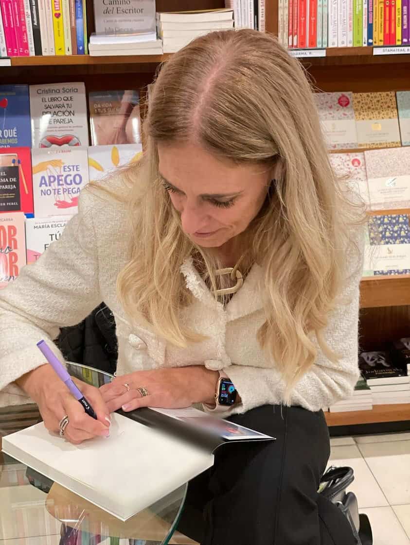 Sara Tarrés firma un ejemplar de su libro Mi hijo me cae mal