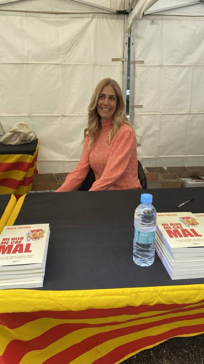 Sara Tarrés firma Mi hijo me cae mal el día de Sant Jordi